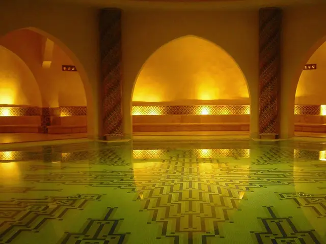 Altın ışıkla aydınlanan kemerli hamam ve mozaik havuz — Fulya, Masaj Salonun
