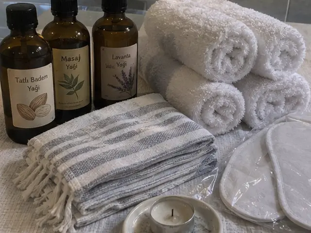 Tatlı badem ve lavanta yağı, havlular, peştemal ve mum — Fulya, Masaj Salonun